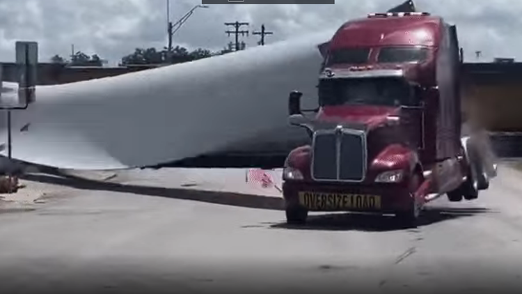 Xe chở cánh quạt điện gió bị tàu hoả đâm lật