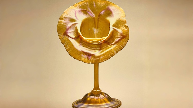 Bình hoa với thiết kế độc đáo. Ảnh: Tiffany Favrile Glass and the Quest of Beauty