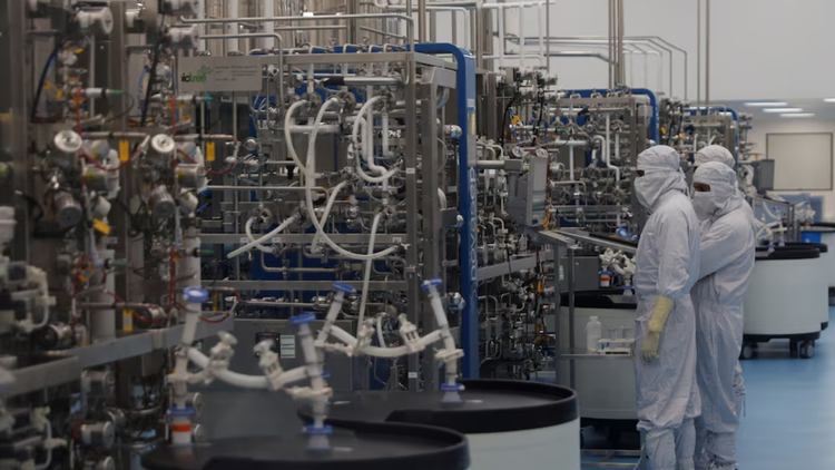 Nhân viên làm việc bên trong phòng thí nghiệm sản xuất vaccine HPV. Ảnh: REUTERS