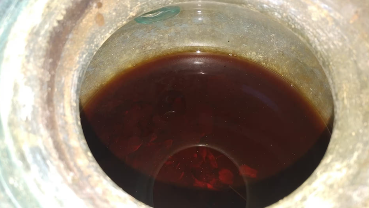 Rượu vang 2.000 năm tuổi được tìm thấy trong bình tro cốt La Mã. Ảnh: Juan Manuel Román