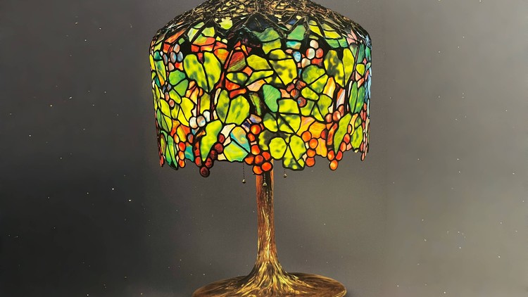 Đèn kính màu Tiffany tỏa sáng qua từng chùm nho. Ảnh: The Lamps of Louis Comfort Tiffany