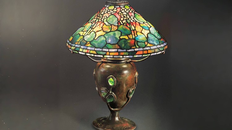 Chân đèn bằng đồng hình chậu phong lữ. Ảnh: The Lamps of Louis Comfort Tiffany