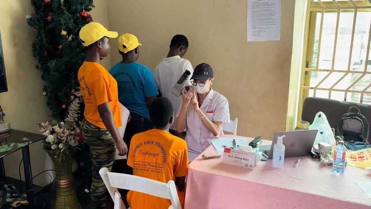 Cung cấp dịch vụ y tế cho trẻ em nhiễm HIV tại Trại trẻ mồ côi Compassion. Ảnh: 3News