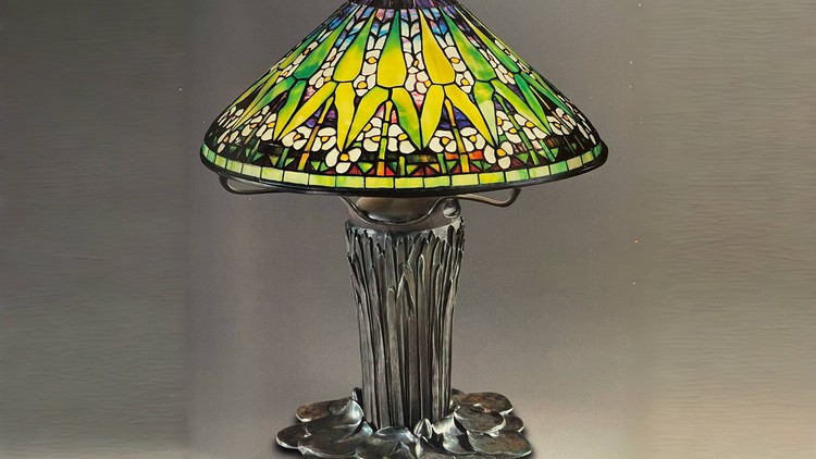 Đèn kính màu Arrowhead: Nét đẹp thầm lặng từ ao hồ. Ảnh: The Lamps of Louis Comfort Tiffany