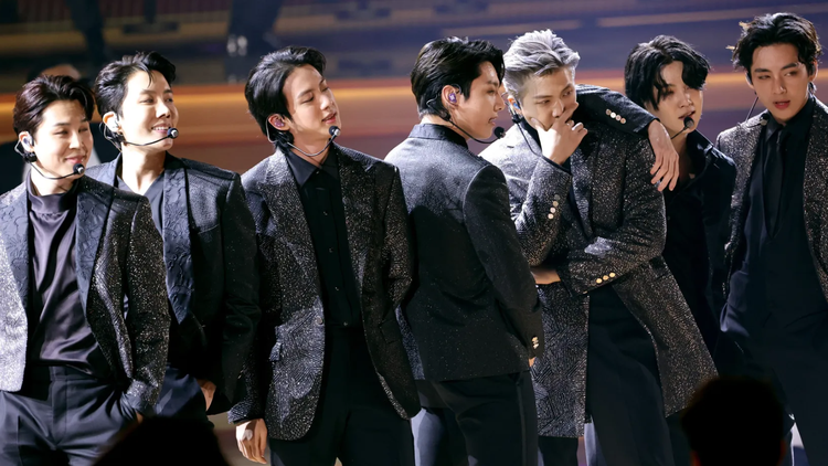 BTS tỏa sáng với ca khúc "Butter" tại Lễ trao giải Grammy 2022. Ảnh: Getty Images