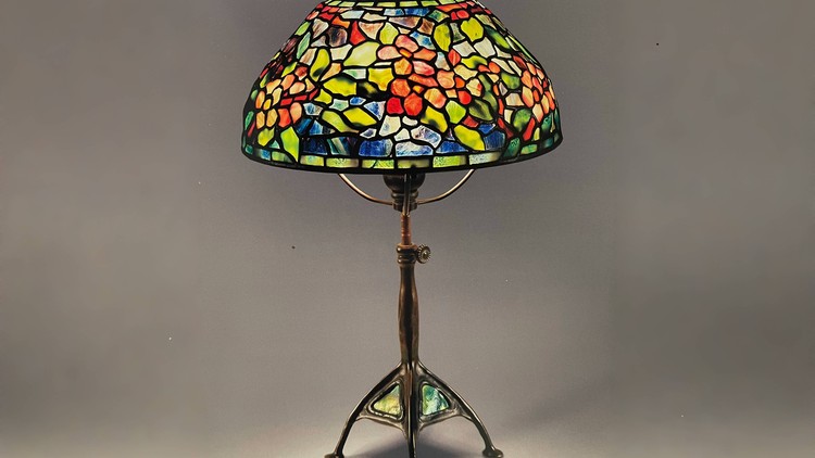 Nét đẹp mong manh của hoa táo được lưu giữ trên đèn kính màu Tiffany. Ảnh: The Lamps of Louis Comfort Tiffany