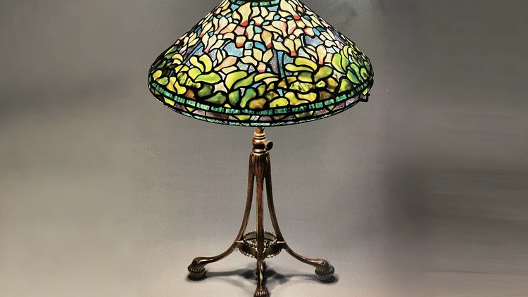 Sắc hoa anh thảo Ba Tư lung linh dưới ánh đèn Tiffany. Ảnh: The Lamps of Louis Comfort Tiffany