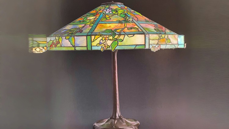 October Night Lamp. Ảnh: Louis Comfort Tiffany, Treasures From The Driehaus Collection