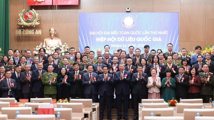 Tổng Bí thư, Thủ tướng cùng các đại biểu.