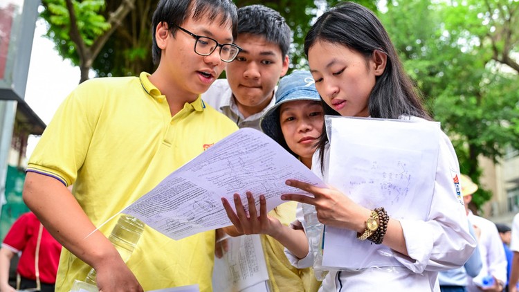 Thí sinh thi xong môn Toán vào chiều 26/6.