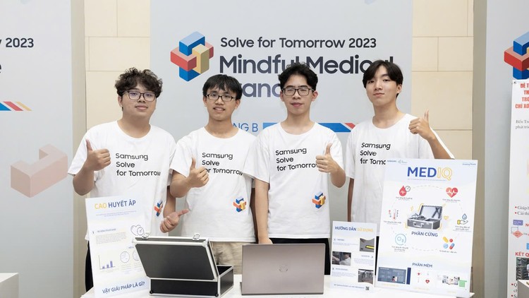 Đội thi của Trường THPT Chuyên Hà Nội – Amsterdam đạt giải Nhất bảng THPT trong cuộc thi sáng tạo Solve for Tomorrow 2023.