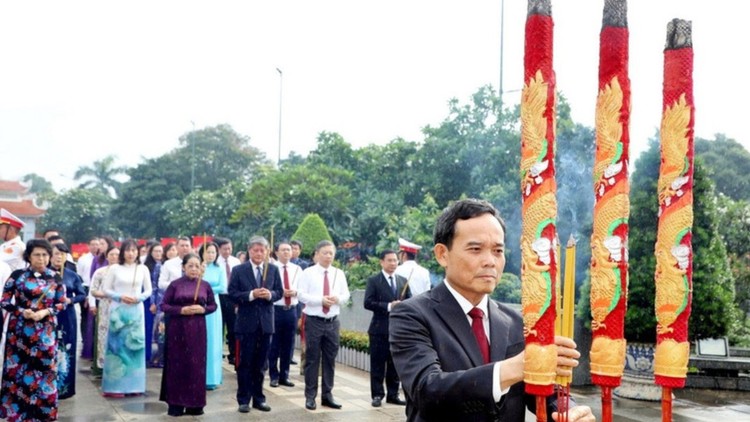 Bí thư Thành ủy Thành phố Hồ Chí Minh Trần Lưu Quang dâng hương tại Nghĩa trang Thành phố Hồ Chí Minh (Lạc Cảnh). Ảnh: Thanh Vũ