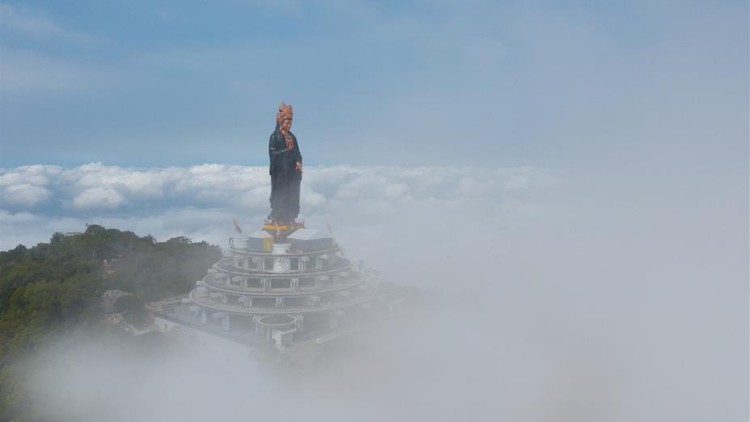 Tây Ninh: Tượng Quán Thế Âm sừng sững giữa mây ngàn