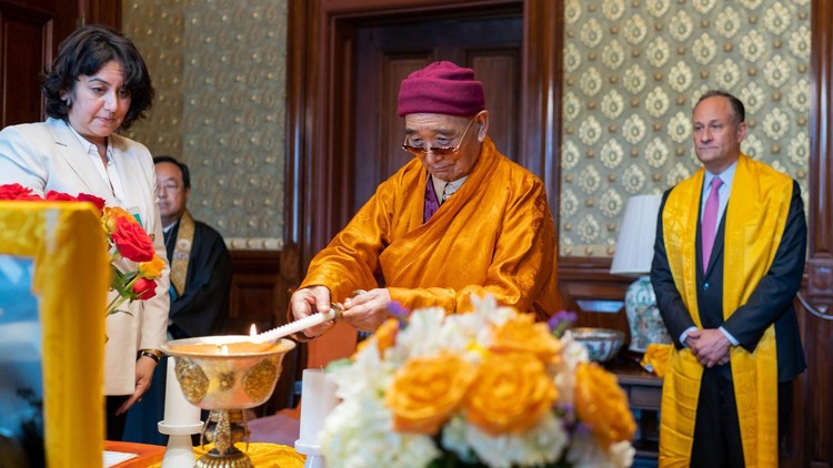 (Từ trái sang phải) Bà Wangmo Dixey, Giáo thọ sư Marvin Harada, Hòa thượng Tarthang Tulku Rinpoche và Đệ nhị Phu quân của Phó Tổng Thống Hoa Kỳ Douglas Emhoff. (Ảnh: Cameron Smith)