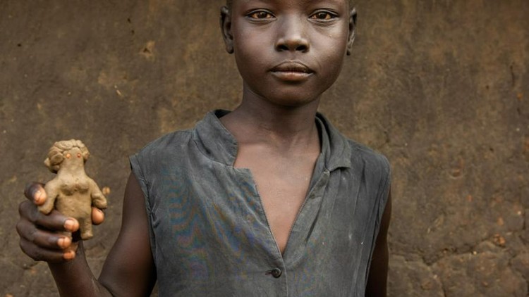 Susan James với con búp bê bằng đất sét em nặn (Ảnh: Nora Lorek)