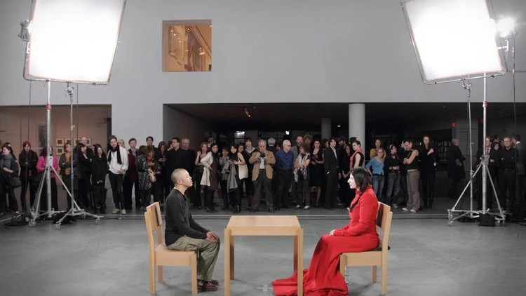 Buổi biểu diễn "The Artist is Present" của Marina Abramović tại Bảo tàng Nghệ thuật Hiện đại ở New York, 2010. 