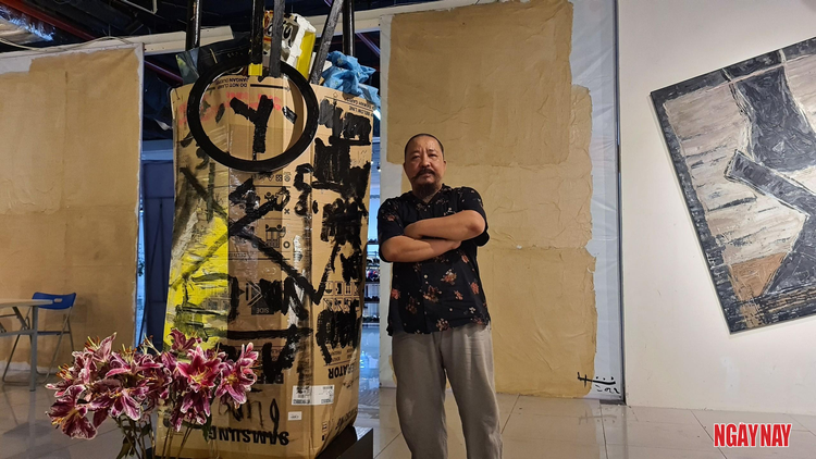 Họa sĩ Nguyễn Đoan Ninh bên tác phẩm sắp đặt "thùng rác", Summer Invitation 2022.