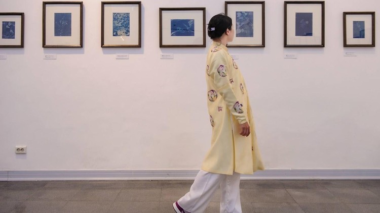 Khán giá tham quan triển lãm Bóng "Dó". Ảnh: Kondou