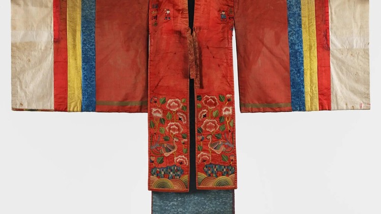 Áo cưới hwarot của phụ nữ Hàn Quốc, nằm trong bộ sưu tập của Bảo tàng Nghệ thuật Los Angeles từ năm 1939, hiện đang được phục dựng ở Seoul. Đây là một trong số khoảng 40 chiếc còn sót lại từ cuối thời Joseon.