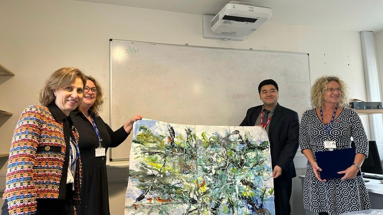 Ông Đỗ Xuân Đạt, đại diện phái đoàn Trung tâm Thông tin UNESCO tặng tranh của họa sĩ Nguyễn Văn Thể (Thể "Sapa") cho trường Haileybury. 