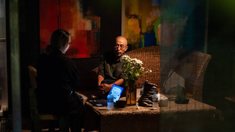 Họa sĩ Đức Nhà sàn tại studio MU Lala, Hà Nội. Ảnh: Nguyễn Thanh Tùng 