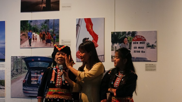 Bông Mai lau nước mắt cho người phụ nữ dân tộc (khách mời) đang kể lại những cảm xúc khi mới gặp cô. 