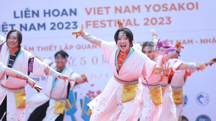 Nakama Yosakoi với bài diễn "IRODORI", lấy cảm hứng từ chuyện cổ tích Việt Nam "Công và Quạ". Ảnh: Chử Hiền Thu. 