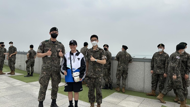 Du khách có thể xin phép chụp hình chung với lính nghĩa vụ Hàn Quốc. 