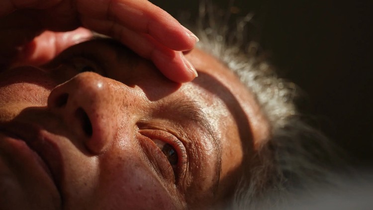 Thuốc lá, tia cực tím và những thói quen gây hại cho mắt 