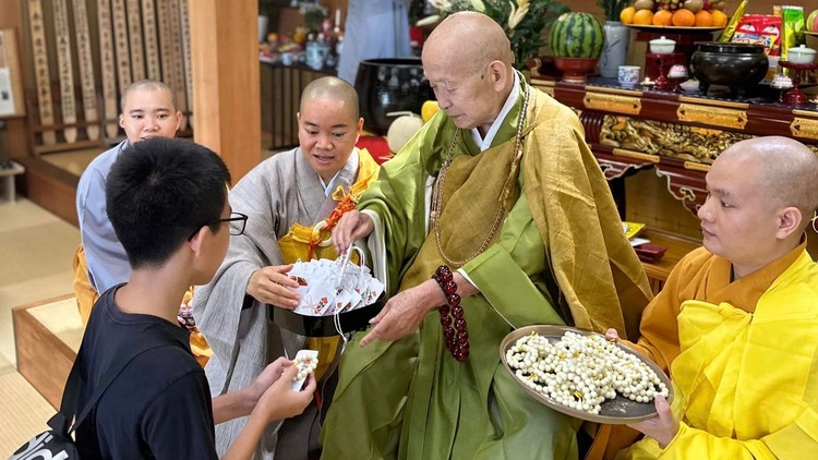 Đại sứ Phạm Quang Hiệu đến thăm Chùa Đại Ân Honjo, Nhật Bản 