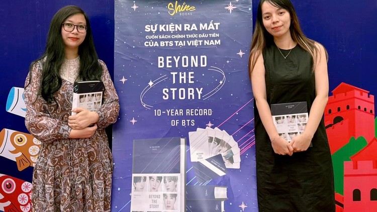 Hai dịch giả Heina Phương và Tiểu Huyền tại sự kiện ra mắt "Beyond the Story: 10-year record of BTS". 