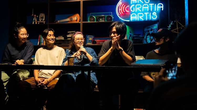 Buổi Listening Party của Doãn Hoài Nam diễn ra trong không gian ấm cúng của LP Club, Hà Nội. Ảnh: Kondou. 