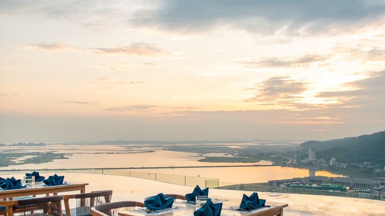 Ấn tượng À la Carte: "Kỳ quan nhân tạo" cao nhất Vịnh Hạ Long 