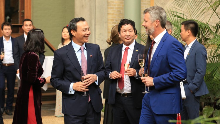 ĐS Lương Thanh Nghị trò chuyện cùng Thái tử kế vị Frederick (đương kim nhà Vua Đan Mạch) tại tiệc chiêu đãi kỷ niệm Quốc khánh Việt Nam (5/9/2023)