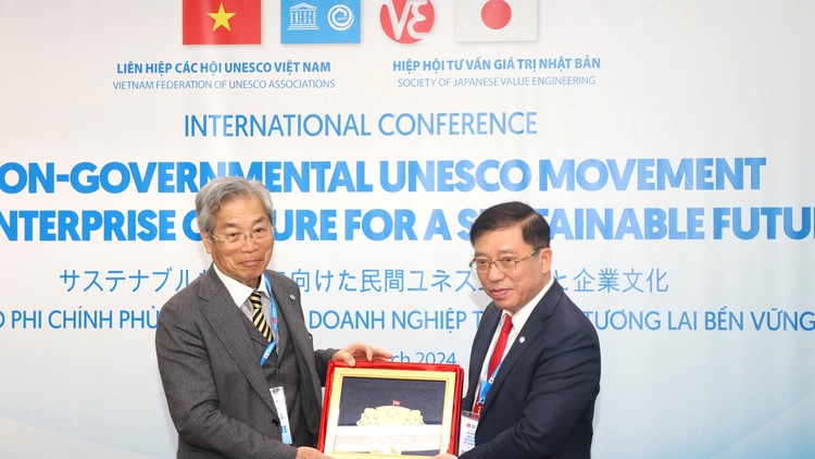 Ông Nguyễn Tuấn Anh, Ủy viên Uỷ ban Xã hội của Quốc hội trao quà lưu niệm cho GS Yuji Suzuki. 