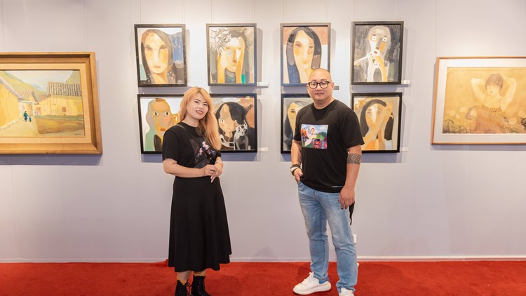 Họa sĩ Nguyễn Ngọc Cương mang tới triển lãm 8 bức tranh chân dung khổ nhỏ vẽ con gái anh, những người phụ nữ và bạn bè xung quanh. Ảnh: Kondou 