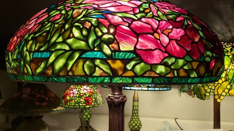 Nghệ nhân đèn kính màu Joanne Leary thường xuyên chia sẻ về quá trình hoàn thiện các chao đèn của mình lên Facebook. Rất nhiều khách hàng đã tìm đến với các sản phẩm của bà thông qua nền tảng này. 