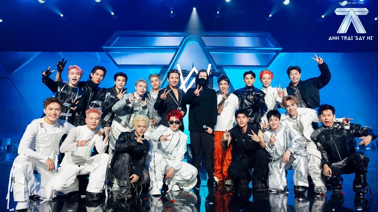 Alan Walker chụp hình lưu niệm cùng Top 16 Anh Trai Say Hi và MC Trấn Thành. 