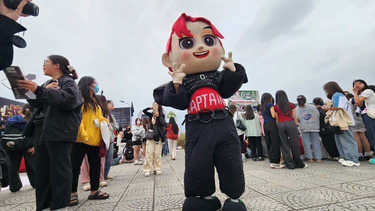 Các project tiếp ứng của người hâm mộ gửi đến ủng hộ các Anh trai Say Hi tại trường đua F1 