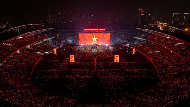 Hình ảnh quốc kỳ kiêu hãnh trong biển lighstick lấp lánh tại sân vận động quốc gia Mỹ Đình