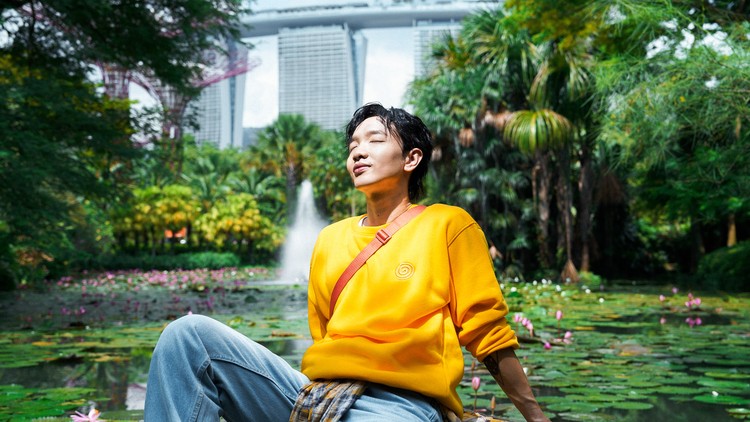 Hoàng Dũng và hành trình “chữa lành” trong MV “Cuối Tuần (1825)” tại Singapore