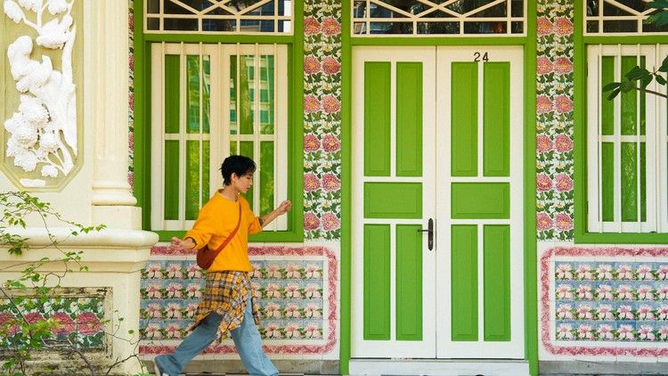 Qua từng thước phim và câu hát, anh gửi gắm những chiêm nghiệm của mình về câu chuyện “Đam mê đích thực không bao giờ dừng lại”, từ đó lan tỏa nguồn năng lượng tươi sáng và tích cực đến khán giả. Trong bài viết này, Hoàng Dũng có dịp chia sẻ nhiều hơn về suy nghĩ của anh khi thực hiện “Cuối Tuần (1825)” và trải nghiệm lần đầu tiên thực hiện dự án cá nhân ở nước ngoài.