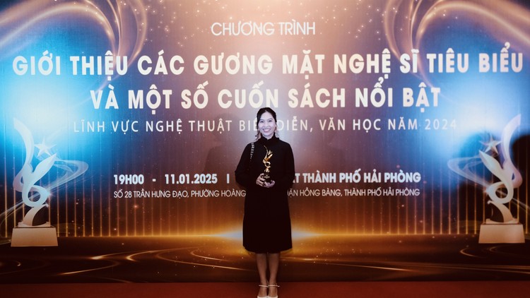 Bà Đinh Thị Nam Phương, Giám đốc Chiến lược truyền thông của công ty DatVietVAC Group Holdings tại sự kiện vinh danh. 