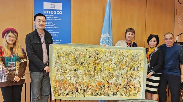 Ảnh chụp cùng ông Dong Liangeng, cán bộ văn phòng Liên hiệp các Hội UNESCO Thế giới tại Trụ sở UNESCO Paris (2024) 