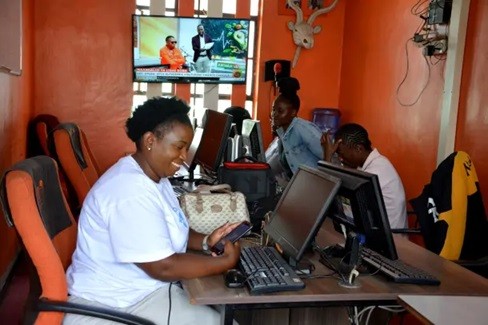 Một đài phát thanh cộng đồng ở Kenya, được hỗ trợ bởi dự án Social Media 4 Peace, đã tổ chức các chương trình tọa đàm trực tiếp bằng ngôn ngữ địa phương về vấn đề ngôn từ thù địch và thông tin sai lệch vào năm 2023.