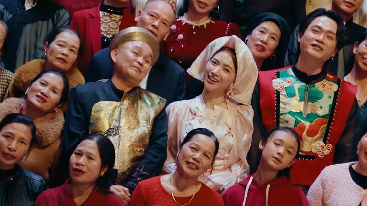 Toàn bộ các diễn viên tham gia vào MV đều là người Bắc Ninh, theo chia sẻ của Hòa Minzy. 