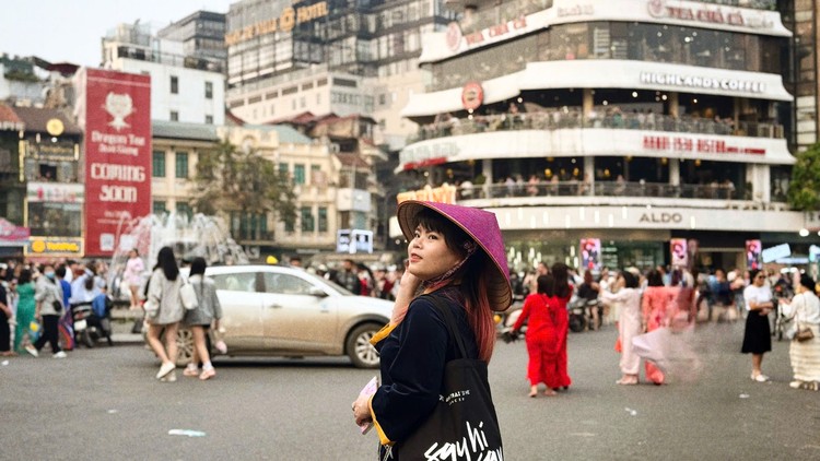 Trước khi cảnh biến mất, người rời đi 