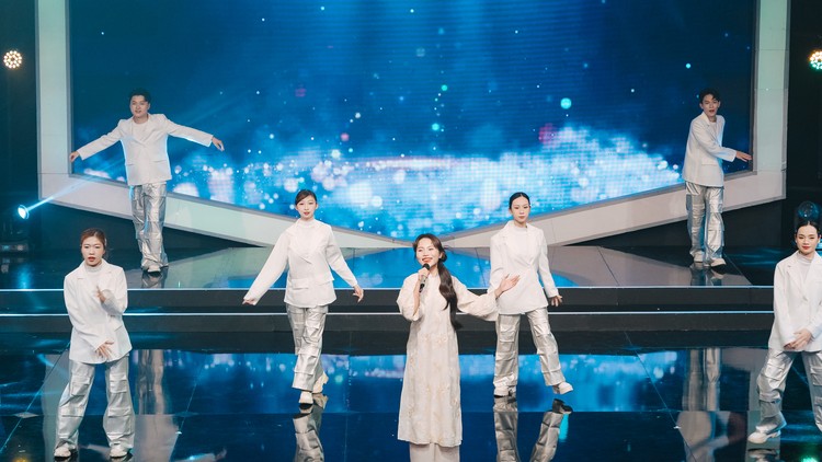 Giải thưởng Gương mặt trẻ triển vọng 2024 vinh danh Phương Mỹ Chi vì những đóng góp cho văn hóa nghệ thuật