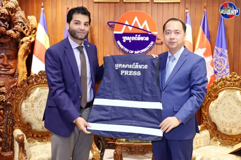 Tăng cường an toàn cho nhà báo thông qua cung cấp áo báo chí 