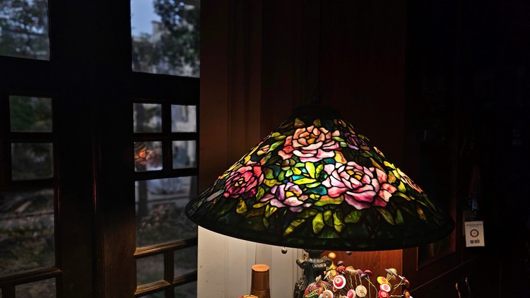 Lãng du dưới ánh đèn kính màu